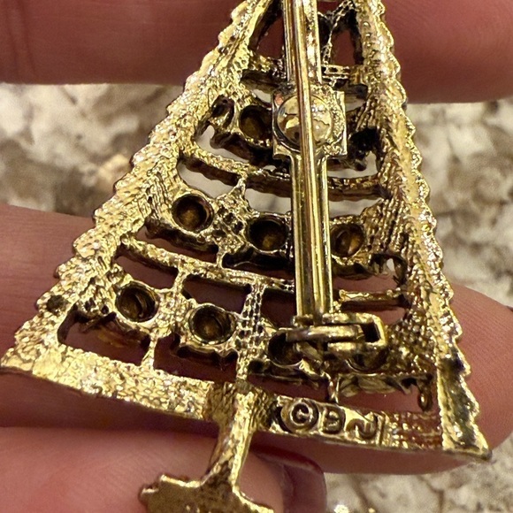 Vintage quality Christmas tree brooch adorned in shimmery stones - Picture 9 of 11